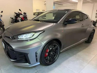 Usata Toyota Yaris 280 CV (205 kW) 2025 Precious metal Utilitaria