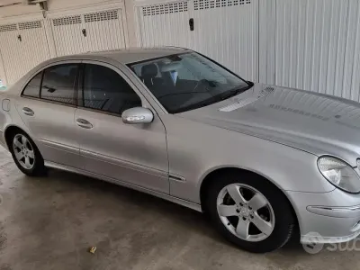 Usata Mercedes E220 Avantgarde 150 CV (110 kW) 2005 Grigio Berlina