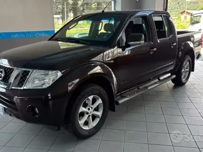 Usata Nissan Navara XE 190 CV (139 kW) 2011 Marrone Pick-up