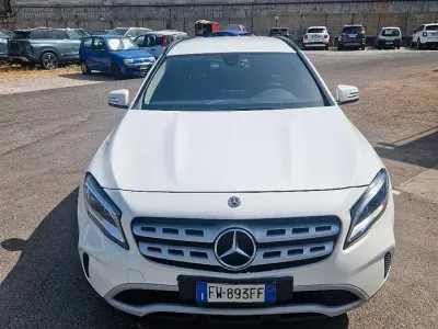 Usata Mercedes GLA200 136 CV (100 kW) 2019 Bianco SUV