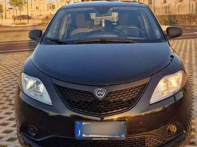 Usata Lancia Ypsilon Gold 69 CV (50 kW) 2021 Nero Utilitaria
