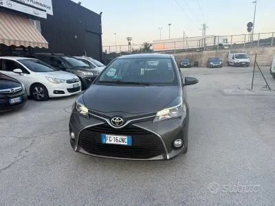 Usata Toyota Yaris Lounge 69 CV (50 kW) 2017 Grigio Berlina