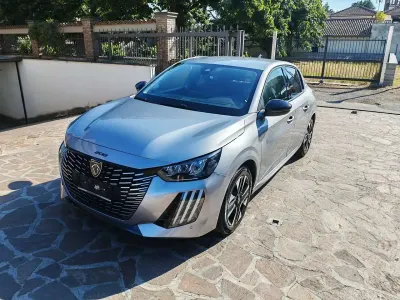 Usata Peugeot 208 Allure 101 CV (74 kW) 2024 Grigio Utilitaria