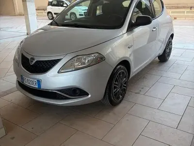 Usata Lancia Ypsilon Platinum 69 CV (50 kW) 2016 Argento Utilitaria