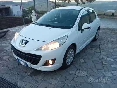 Usata Peugeot 207 73 CV (53 kW) 2013 Bianco Utilitaria