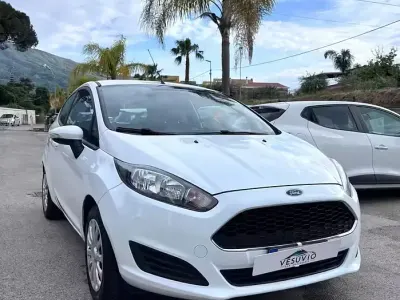 Gebraucht Ford Fiesta 60 PS (44 kW) 2016 Weiß Kleinwagen