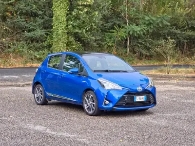 Usata Toyota Yaris Hybrid Edition 73 CV (53 kW) 2017 Blu Berlina