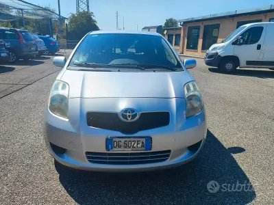 Usata Toyota Yaris Sol 69 CV (50 kW) 2007 Grigio Utilitaria