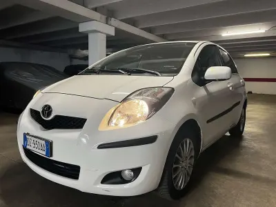 Usata Toyota Yaris Sol 101 CV (74 kW) 2009 Bianco Utilitaria
