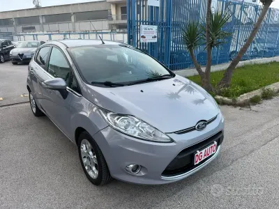 Usata Ford Fiesta Titanium 70 CV (51 kW) 2012 Grigio Berlina
