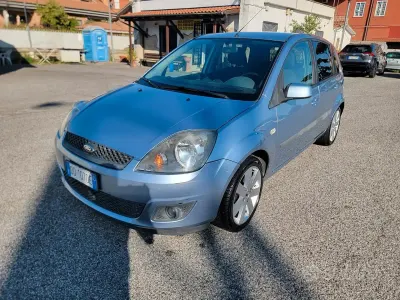 Begagnad Ford Fiesta Titanium 68 HK (50 kW) 2006 Blå Halvkombi