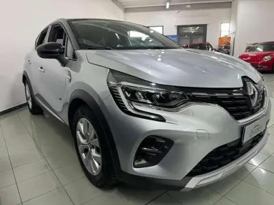 Usata Renault Captur Intens 143 CV (105 kW) 2021 Argento SUV