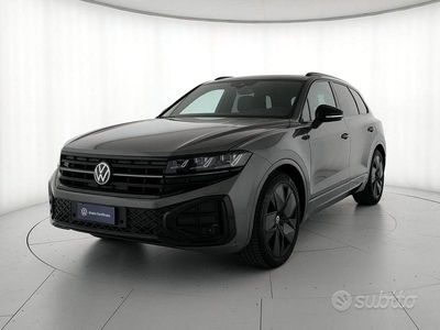 Usata VW Touareg R-line 231 CV (169 kW) 2024 Silicon grey metallizzato SUV