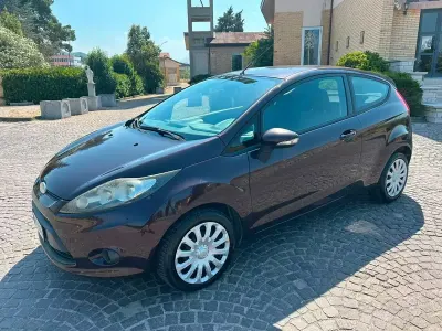 Usata Ford Fiesta 68 CV (50 kW) 2010 Viola Berlina