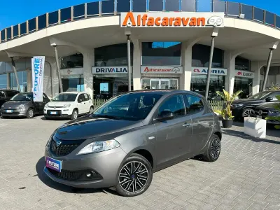 Usata Lancia Ypsilon Silver 69 CV (50 kW) 2023 Grigio Utilitaria