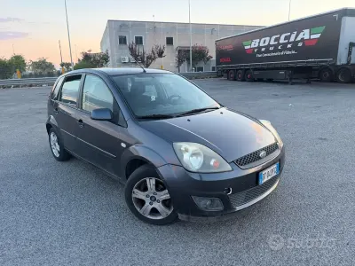 Usata Ford Fiesta Ghia 75 CV (55 kW) 2008 Grigio Utilitaria