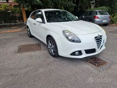 Usata Alfa Romeo Giulietta Distinctive 120 CV (88 kW) 2013 Bianco Utilitaria