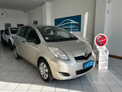 Usata Toyota Yaris 69 CV (50 kW) 2010 Giallo Utilitaria