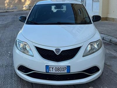 Begagnad Lancia Ypsilon 69 HK (50 kW) 2015 Vit Halvkombi