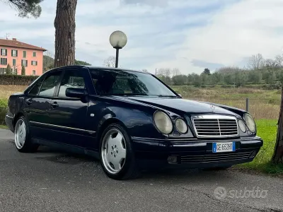 Käytetty Mercedes E200 Avantgarde 136 HP (100 kW) 1995 Sininen Sedan