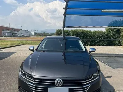 Usata VW Arteon 150 CV (110 kW) 2019 Grigio Utilitaria