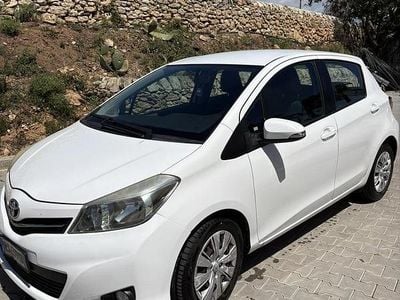 Usata Toyota Yaris Active 51 CV (37 kW) 2014 Bianco Utilitaria