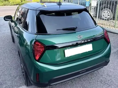 Usata Mini Cooper Favoured 114 kW (156 CV) 2025 Verde Utilitaria