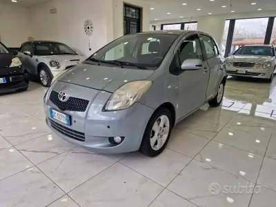 Usata Toyota Yaris 90 CV (66 kW) 2006 Grigio Utilitaria