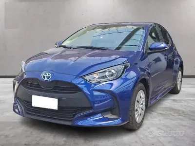 Usata Toyota Yaris Hybrid Active 116 CV (85 kW) 2022 Blu met. Berlina