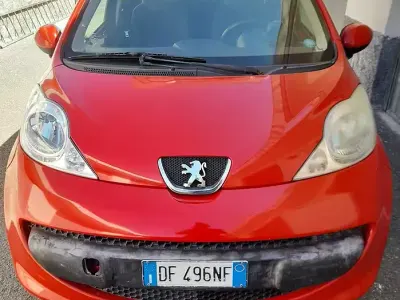 Usata Peugeot 107 68 CV (50 kW) 2007 Rosso Utilitaria