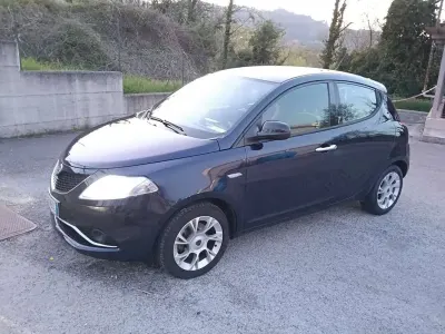 Usata Lancia Ypsilon Gold 95 CV (69 kW) 2016 Blu/azzurro Utilitaria