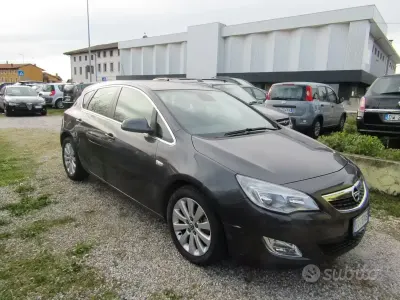 Usata Opel Astra Cosmo 110 CV (80 kW) 2011 Grigio Berlina