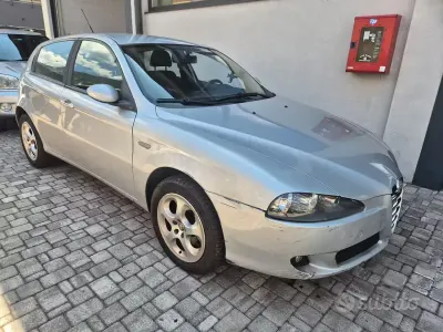 Usata Alfa Romeo 147 105 CV (77 kW) 2006 Grigio Utilitaria