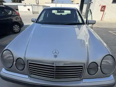 Usata Mercedes E200 94 CV (69 kW) 1997 Argento Berlina