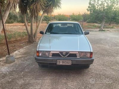 Usata Alfa Romeo 75 120 CV (88 kW) 1988 Grigio Berlina