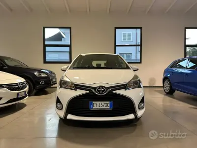 Usata Toyota Yaris Lounge 69 CV (50 kW) 2015 Bianco Utilitaria
