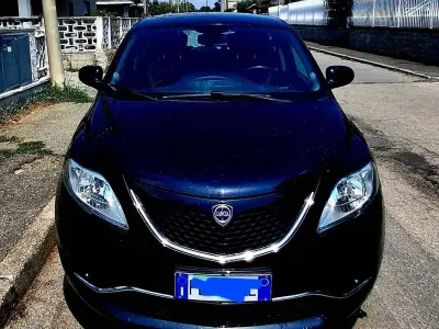 Usata Lancia Ypsilon Platinum 69 CV (50 kW) 2016 Nero Utilitaria