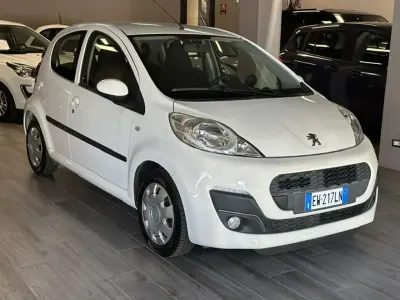 Usata Peugeot 107 Active 68 CV (50 kW) 2014 Bianco Utilitaria