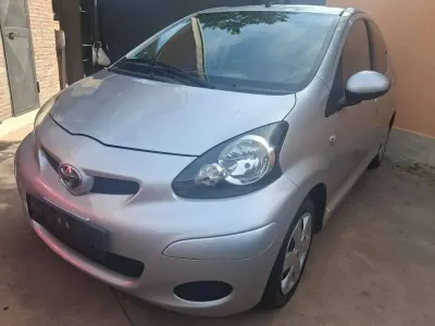 Usata Toyota Aygo Connect Style 68 CV (50 kW) 2011 Argento Utilitaria