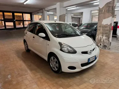 Usata Toyota Aygo Connect Style 68 CV (50 kW) 2011 Bianco Utilitaria