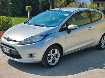 Usata Ford Fiesta 82 CV (60 kW) 2012 Grigio Coupé