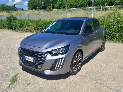 Usata Peugeot 208 Allure 101 CV (74 kW) 2025 Grigio Utilitaria