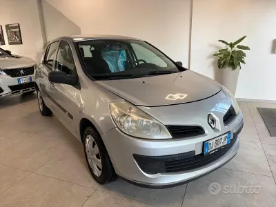 Brugt Renault Clio II Dynamique 75 HK (55 kW) 2008 Grå Sedan