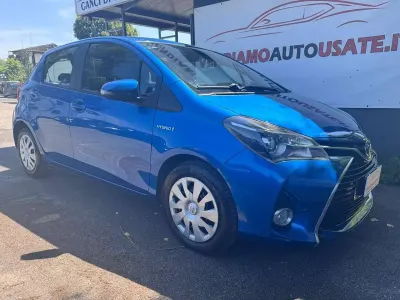 Usata Toyota Yaris Hybrid Cool 75 CV (55 kW) 2015 Blu/azzurro Berlina