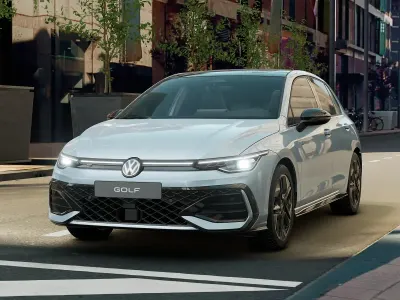 Nuova VW Golf VIII R-line Plus 150 CV (110 kW) 2026 Crystal ice blue metallizzato Berlina