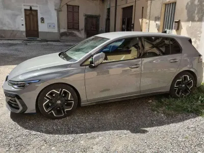 Usata VW Golf VIII R-line Plus 150 CV (110 kW) 2024 Grigio Berlina