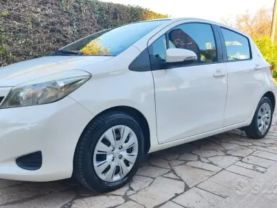 Usata Toyota Yaris Lounge 90 CV (66 kW) 2012 Bianco Utilitaria