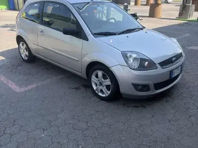 Usata Ford Fiesta Ghia 68 CV (50 kW) 2008 Grigio Utilitaria