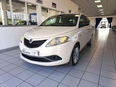 Usata Lancia Ypsilon Gold 69 CV (50 kW) 2017 Bianco avorio Utilitaria