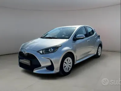 Usata Toyota Yaris Hybrid Active 92 CV (67 kW) 2024 Grigio Berlina